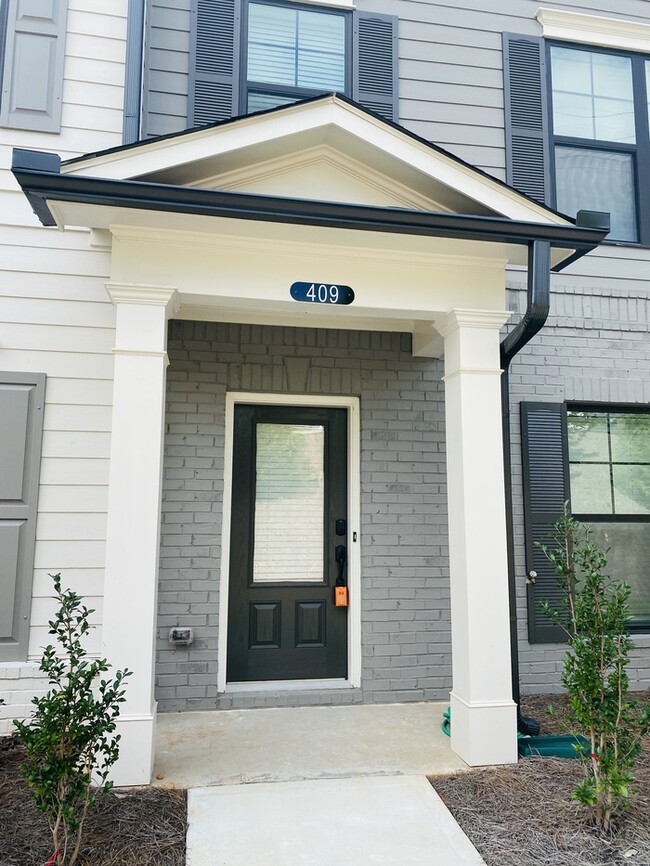 Building Photo - Woodstock beautiful Townhome