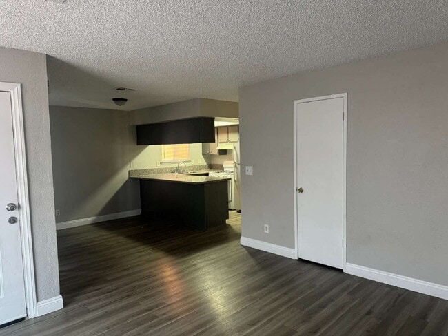 Building Photo - Spacious 2 Bed, 2 Bath Unit – Great Locati...