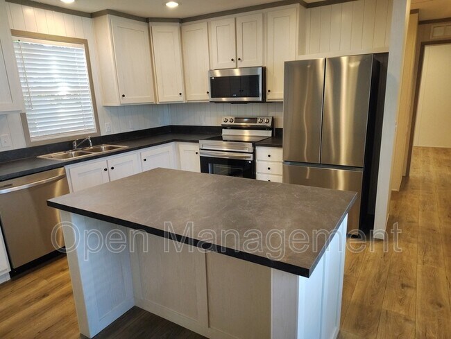 Building Photo - 52 Marcus Dr