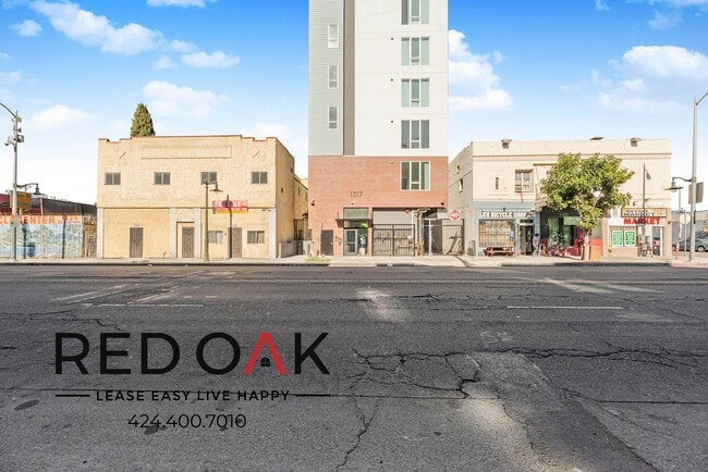 Building Photo - Fabulously Furnished Two Bedroom, Featurin...