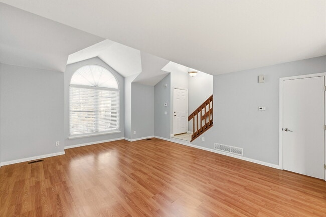 Building Photo - Charming 2BR/2.5BA Townhome in Deer Pointe Village! Beautiful Hardwood Floors Throughout Main Lev...