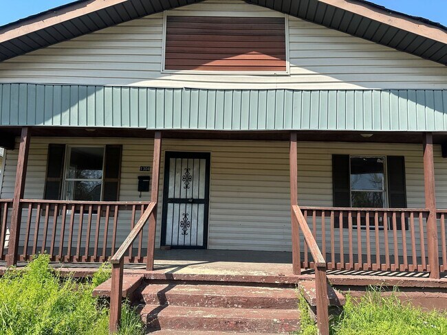 Foto del edificio - Charming 3-Bedroom, 1-Bathroom Home with Fenced Yard
