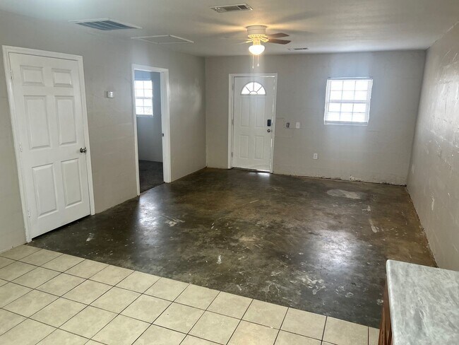 Building Photo - Sullens Duplex