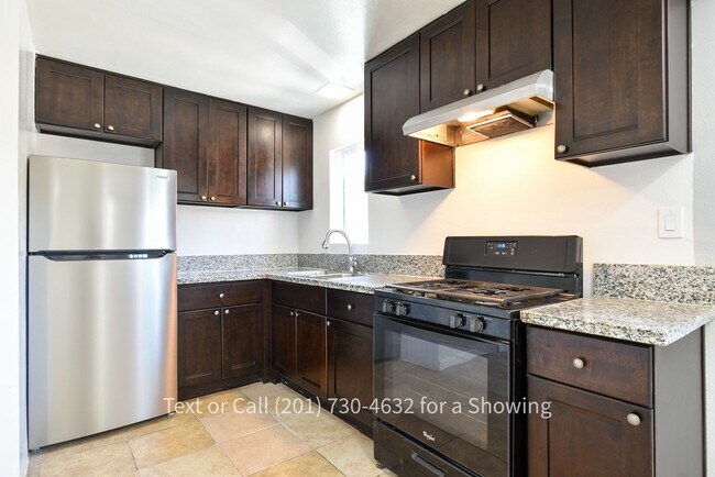 Foto del edificio - 3 Bedroom, 1.5 Bath Apartment with Garage ...