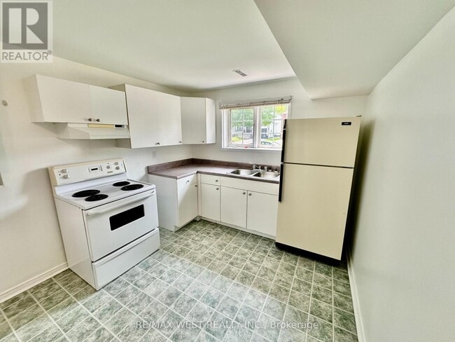 Building Photo - 37 Whitehorn Crescent