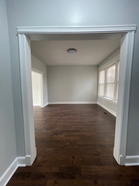 Building Photo - 916 W 68th St