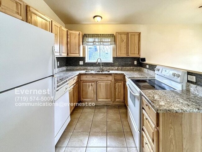 Building Photo - Spacious 4-Bedroom Home with Modern Comfor...