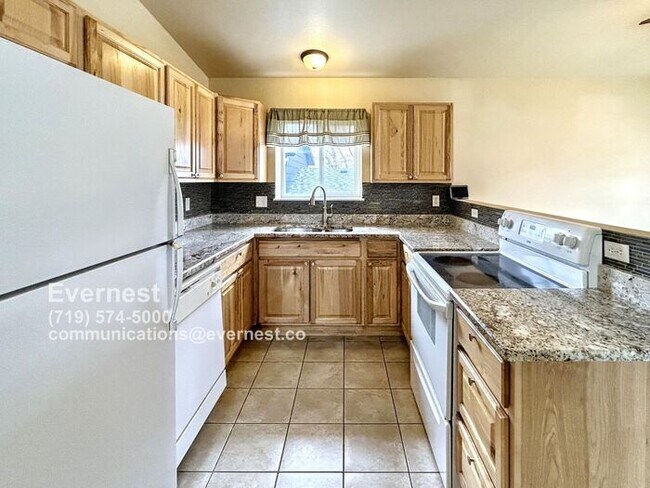 Foto del edificio - Spacious 4-Bedroom Home with Modern Comfor...
