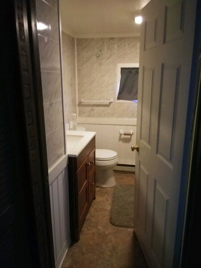 Building Photo - 2 Bedroom 1 Bath