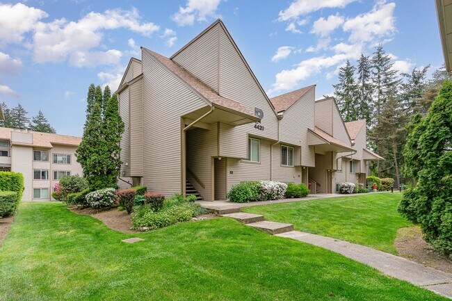 Building Photo - Updated Bellevue Condo in Racquet Club — P...