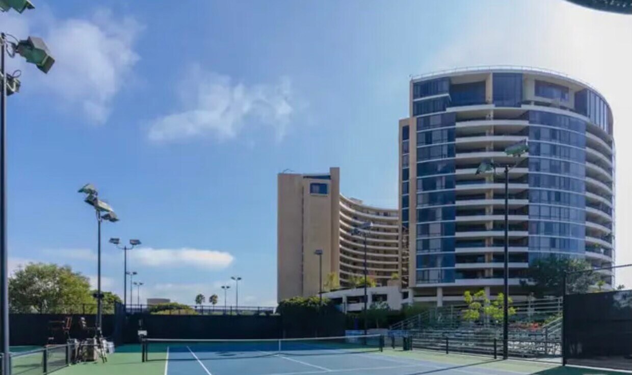 Building - 4337 Marina City Dr