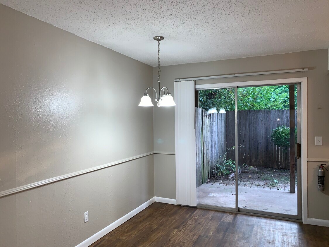 Open concept dining room off kitchen - 2142 W Brooks St
