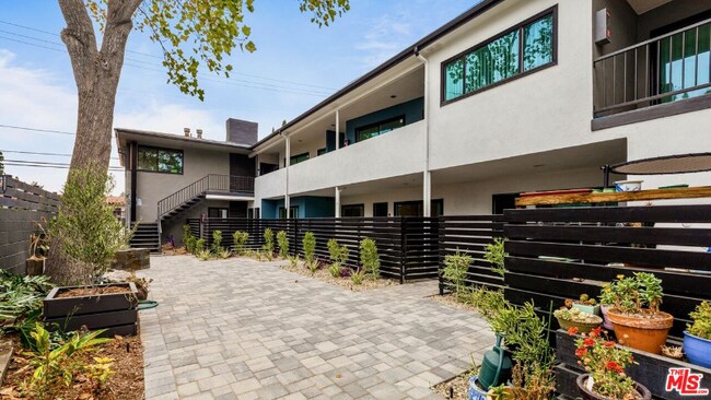 Foto del edificio - 2021 N Beachwood Dr