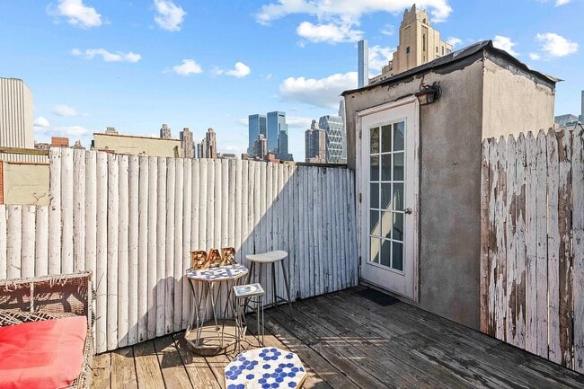 Foto del edificio - 724 Tenth Avenue