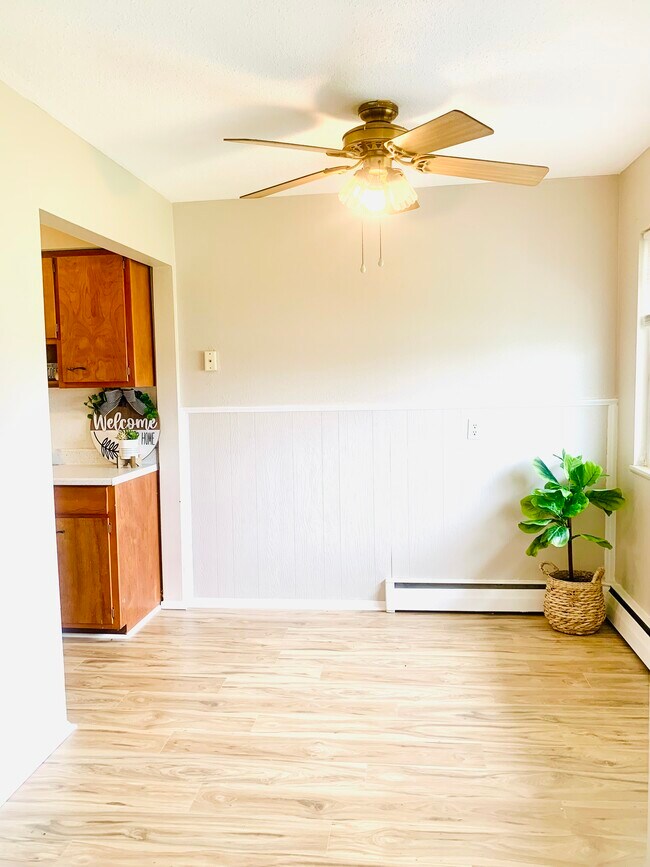 Área de comedor - 1028 Conant St