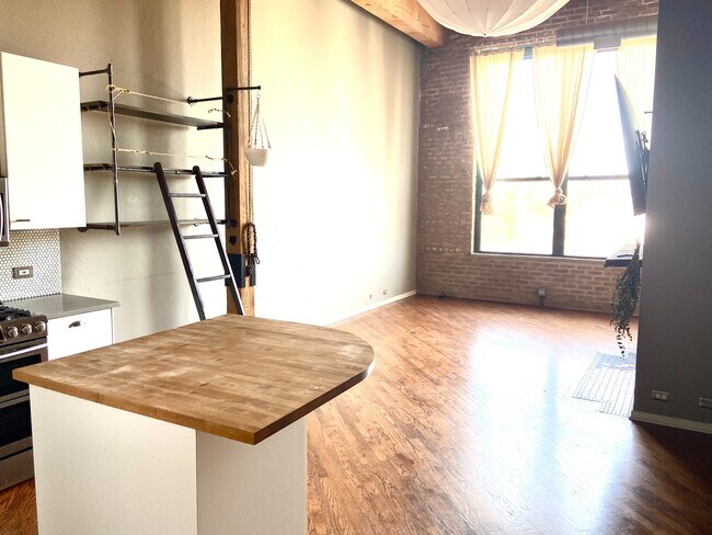 Building Photo - 2654 W Medill Ave
