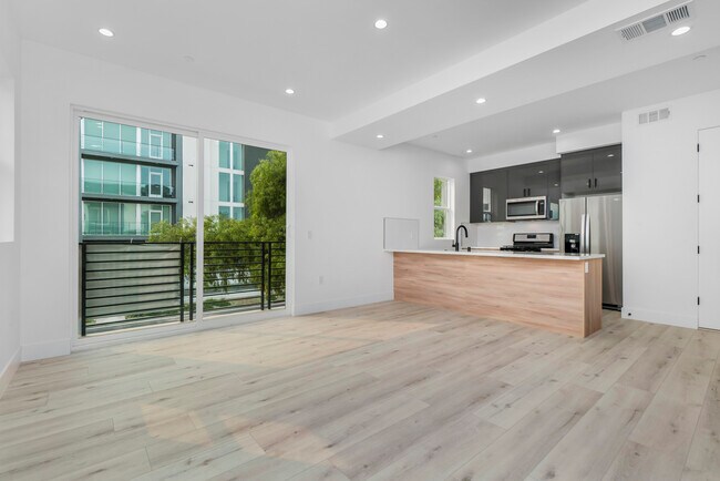 Building Photo - 522 N Wilton Pl