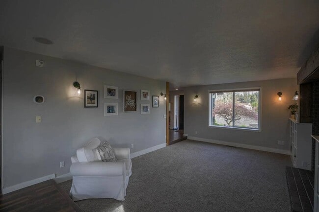 Building Photo - 1555 SW Gilson Ct