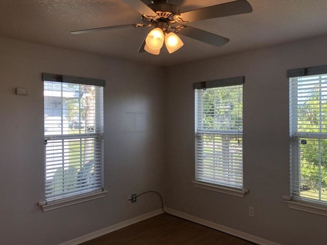 Building Photo - 1307 S Live Oak