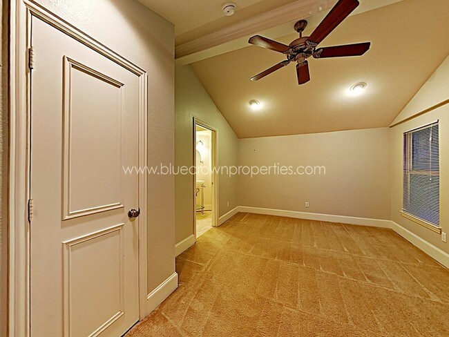Building Photo - 6910 Oriole Dr