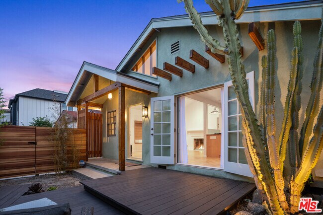 Foto del edificio - 3013 Stanford Ave