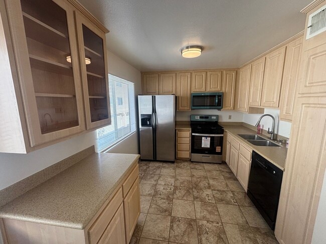 Foto del edificio - Beautiful 3-Bedroom Townhome in Chatsworth!