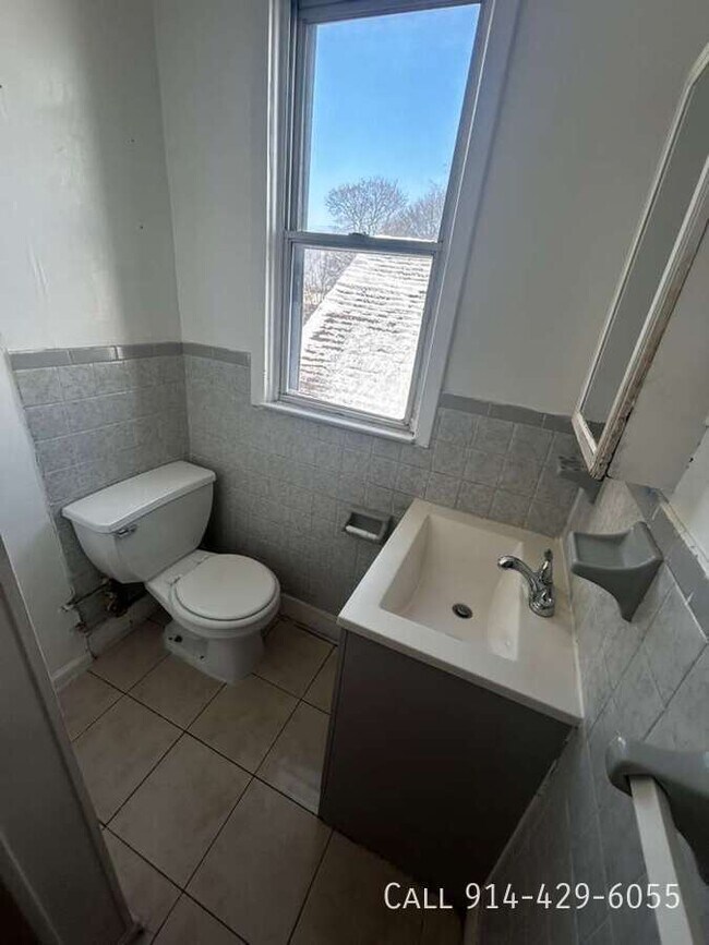 Building Photo - 263 Elm St