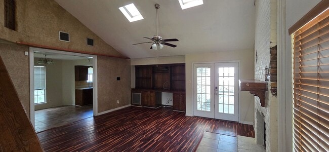 Foto del edificio - Home with 2 car garage