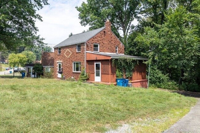 Foto del edificio - Spacious 4-Bedroom Home with Garage and Ya...
