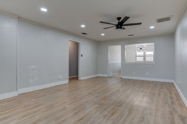 Building Photo - 4 Bed 3 Bath Pre-lease in Central Lubbock!!!