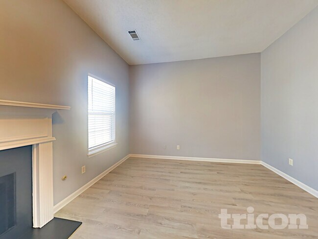 Foto del edificio - 1100 Village Oaks