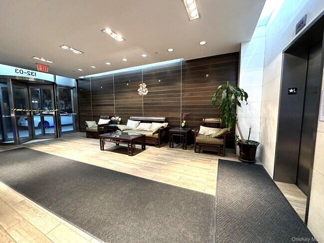 Foto del edificio - 132-03 Sanford Ave