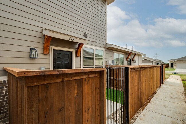 Building Photo - GORGEOUS 2 BEDROOM FOUR PLEX LOCATED IN MI...