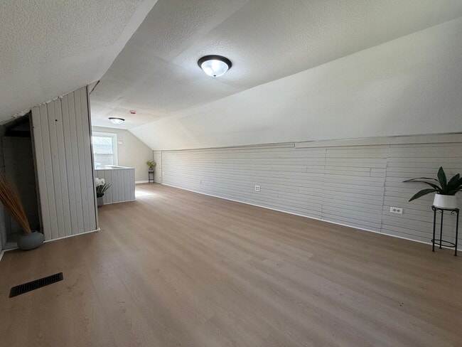 Building Photo - Remodeled 3 bed, 1 bath home for rent in E...