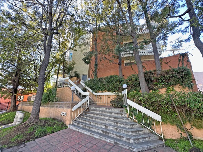 Foto del edificio - 3315 Griffith Park Blvd