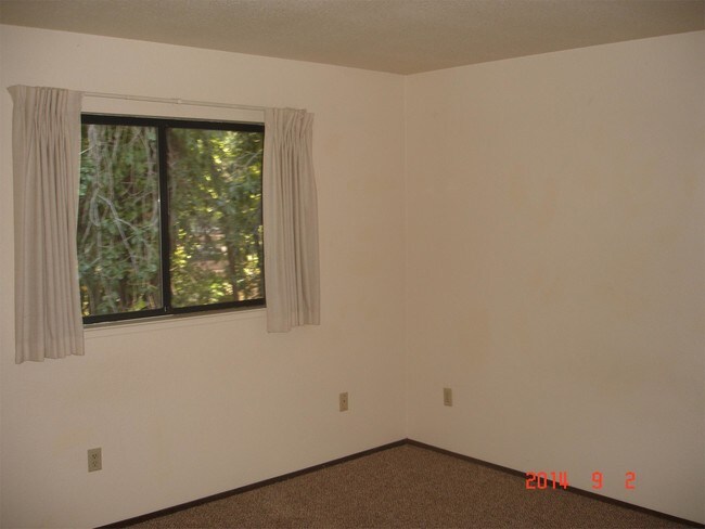 Building Photo - 2 Lorayne Ct