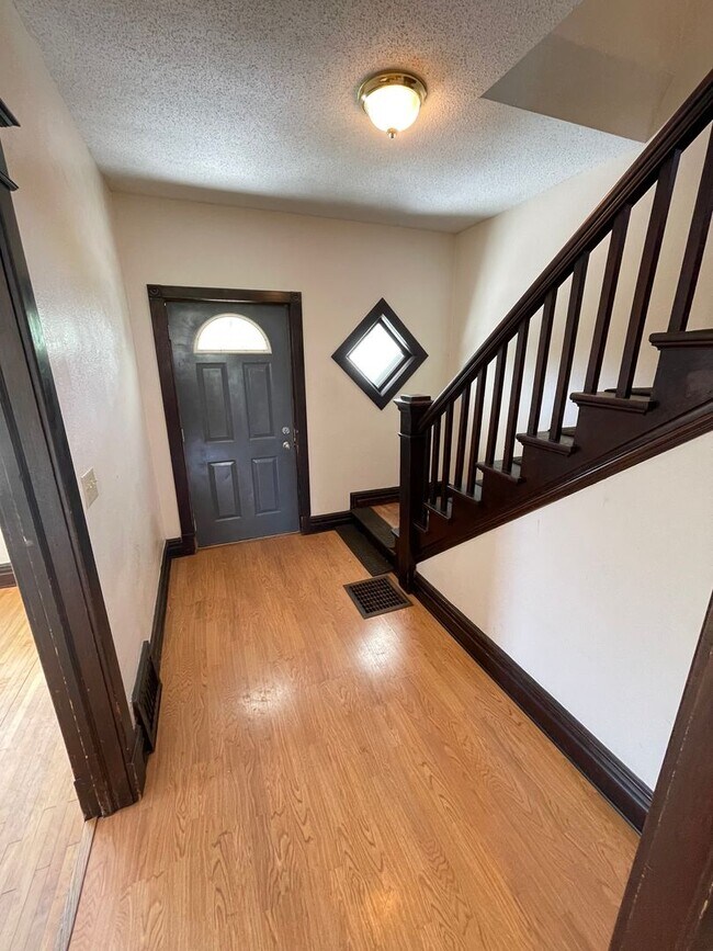 Building Photo - AVAILABLE JULY- 3 Bedroom, 1.5 Bath Home!