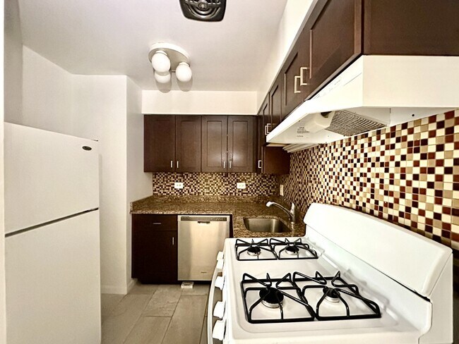 Foto del edificio - 3710 N Pine Grove Ave