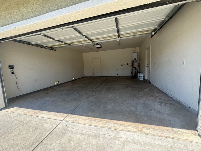Building Photo - Charming 4-bedroom, 2-bath home in a conve...