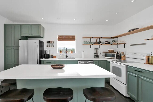 Building Photo - Fully Furnished Sprawling High Desert Sanc...