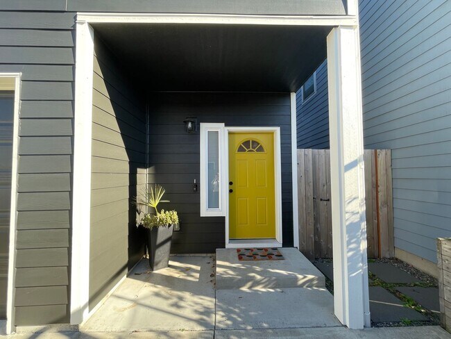 Building Photo - Adorable 3 bed, 1.5 bathroom Home in SE Po...