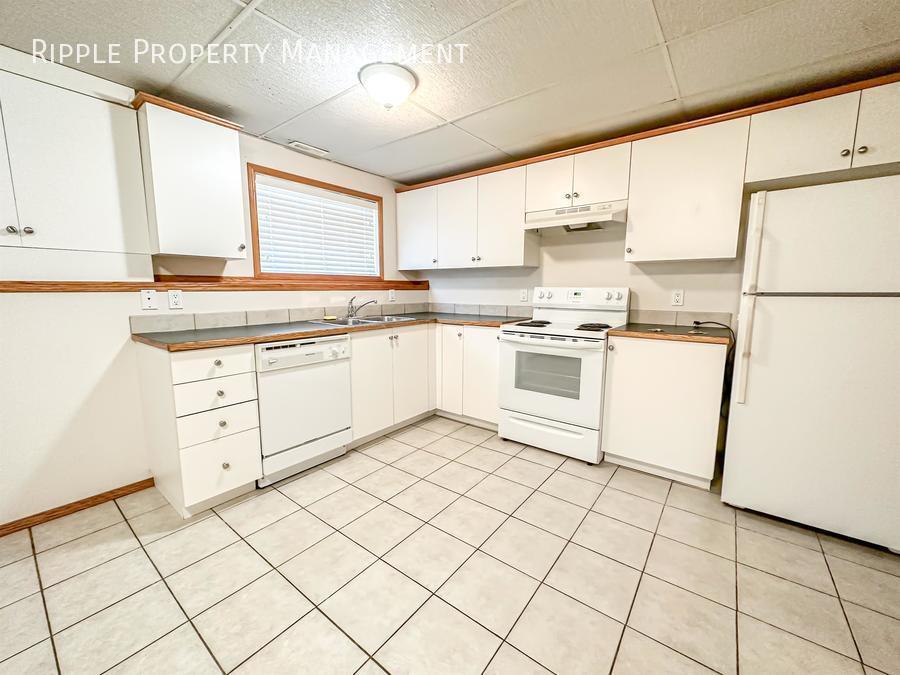 COZY 2 BEDS/ 1 BATHS LOWER UNIT IN THE COM... Apartment for Rent in