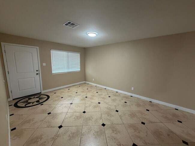 Foto del edificio - 5810 W Earll Dr