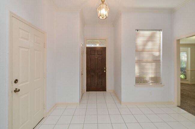 Foto del edificio - 811 Spring Valley Ct