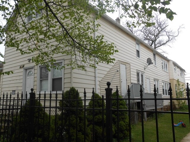 Building Photo - 3411 W 65th Pl