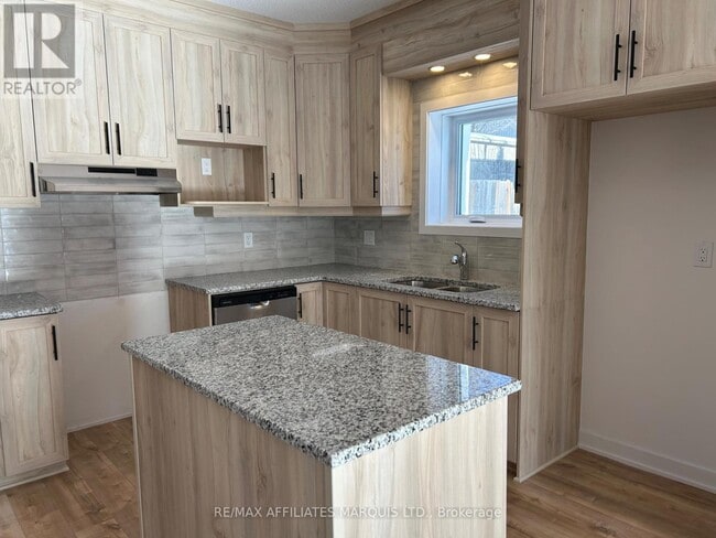 Photo du bâtiment - 229 Water St E