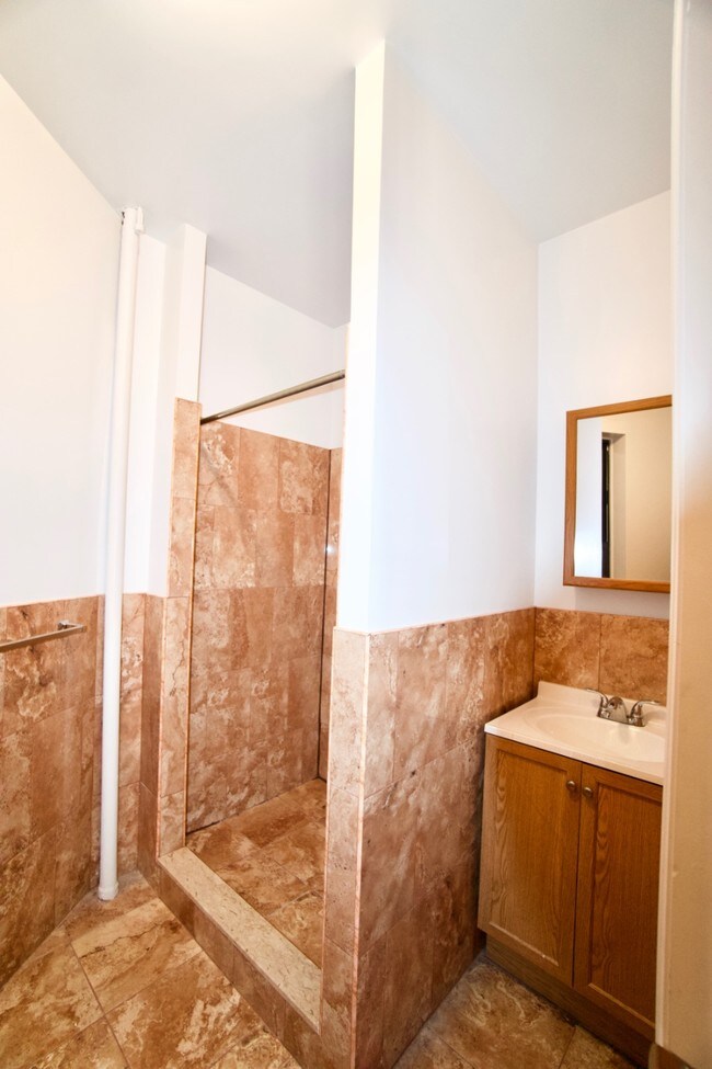 Building Photo - 400 8th St