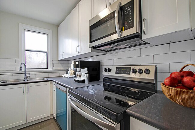 Photo du bâtiment - 19-23 Engelhart Cres,64-68 Harris Park Dr