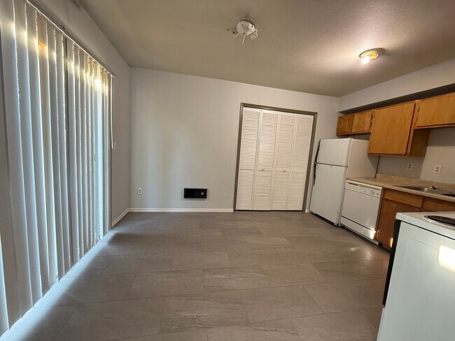 Foto del edificio - 4323 N Commercial Ave