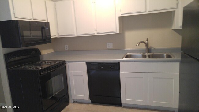Building Photo - 2808 E Le Marche Ave